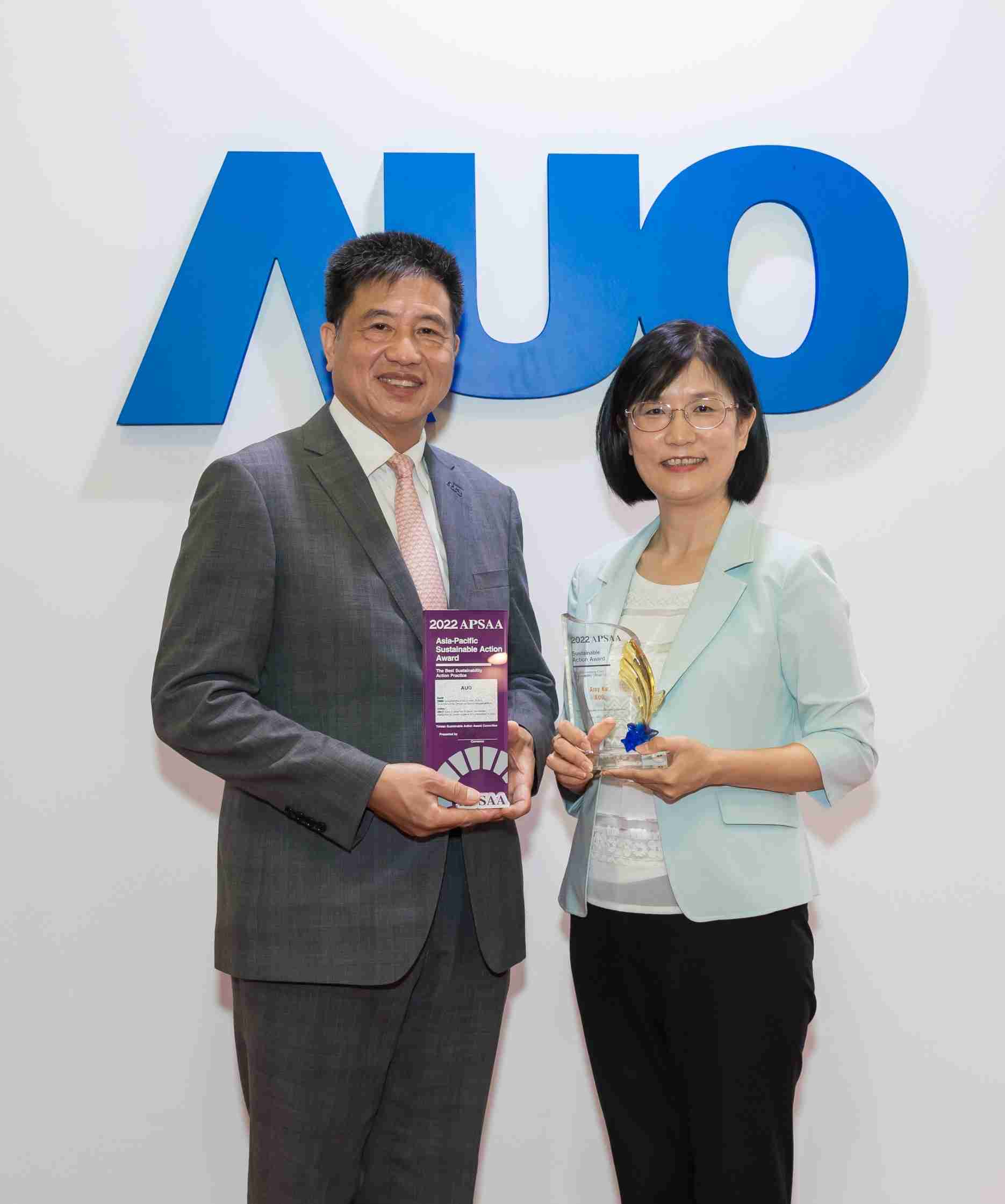 28国际长期垫筑永续远景的基石，，，透过ESG暨气候委员会逐步实践永续策略蓝图。。。。其中，，，28国际光电永续长古秀华带领团队、、、制定中长期目标，，，缔造多面向亮眼表现，，，，获得「顶尖永续长奖」的个人奖殊荣（左：28国际光电董事长暨执行长彭双浪，，右：28国际光电永续长古秀华）