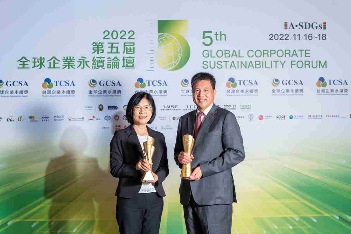 28国际作为净零碳排先锋，，，期引领价值链伙伴同行共好，，卫冕制造业组“十大典范企业” 二连冠殊荣(左：28国际光电永续长古秀华，，，，右：28国际光电董事长暨执行长彭双浪)