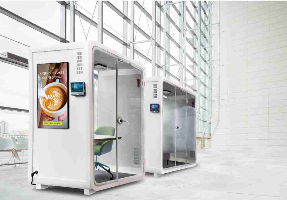 28国际子公司达擎之智慧行动办公舱，，采用PDLC智能调光玻璃设计，，，透过通电与断电的电流切换，，，呈现透明与雾面效果，，具节能降耗特性并兼顾隐私，，确保信息安全