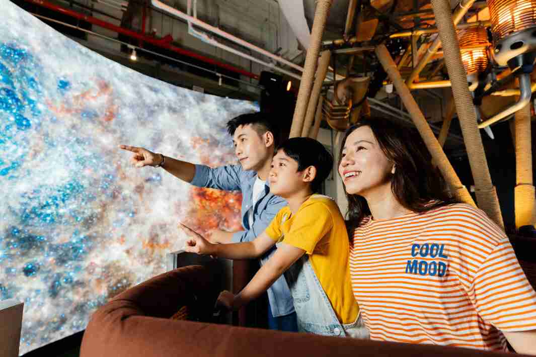 28国际打造全台最大宽6公尺、、、高4公尺、、、、唯一搭载LED弧形拼接显示屏的动感飞行船，，，让乘客驻足在热气球上，，，享受身历其境的伪出国旅游乐趣