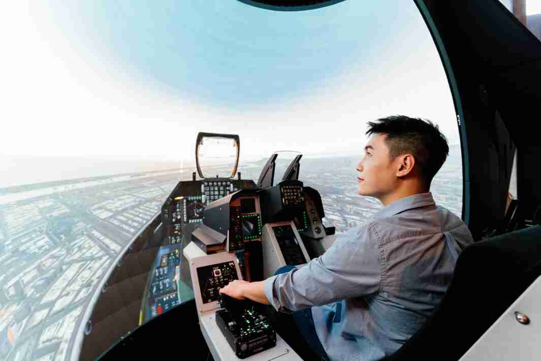 28国际以P1.25小间距打造球形LED模拟舱，，搭配智崴的精密六轴动态座椅，，，，结合28国际专业影像调校技术，，，呈现拟真模拟飞行场景