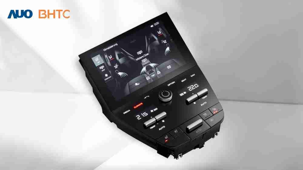 作為友達新生力軍，，，BHTC所展示的中央與後座鞍部的Display HMI產品，，，可處理多區恆溫控制、、、顯示畫面，，，，呈現仿真3D車室分區；以力傳感技術精準傳遞觸感，，並結合音量及震動反饋，，，防止意外啟動，，，，提供使用者自然流暢、、、、直觀且輕鬆駕馭的舒適介面