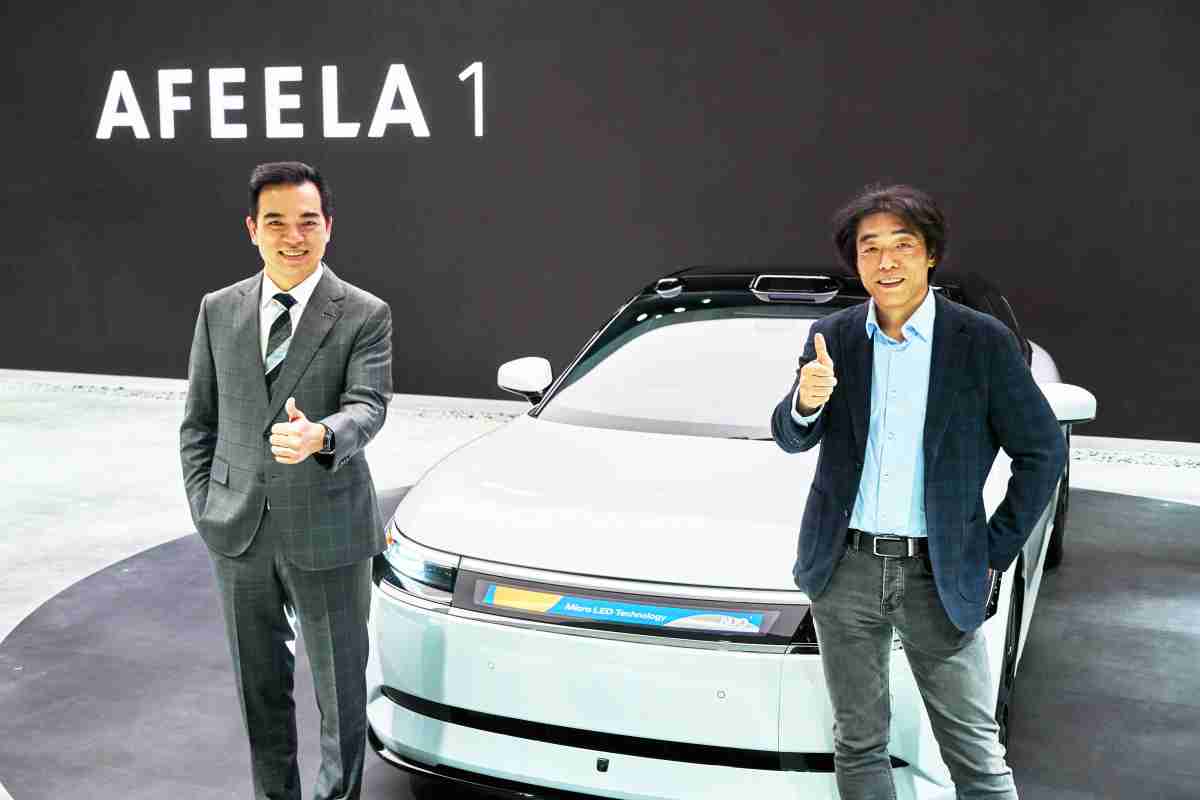 28国际与Sony Honda Mobility携手合作，，率先全球展示搭载于AFEELA电动车上，，，，首款应用在车身外部的Micro LED 车头显示解决方案 (Micro LED Media Bar Solutions)。。。28国际光电执行长暨总经理柯富仁(左)与Sony Honda Mobility代表取缔役社长兼营运长川西泉(lzumi Kawanishi)(右)在CES 现场展现双方坚定持续创新的承诺，，，实现更加人性化与智慧的驾乘体验。。。