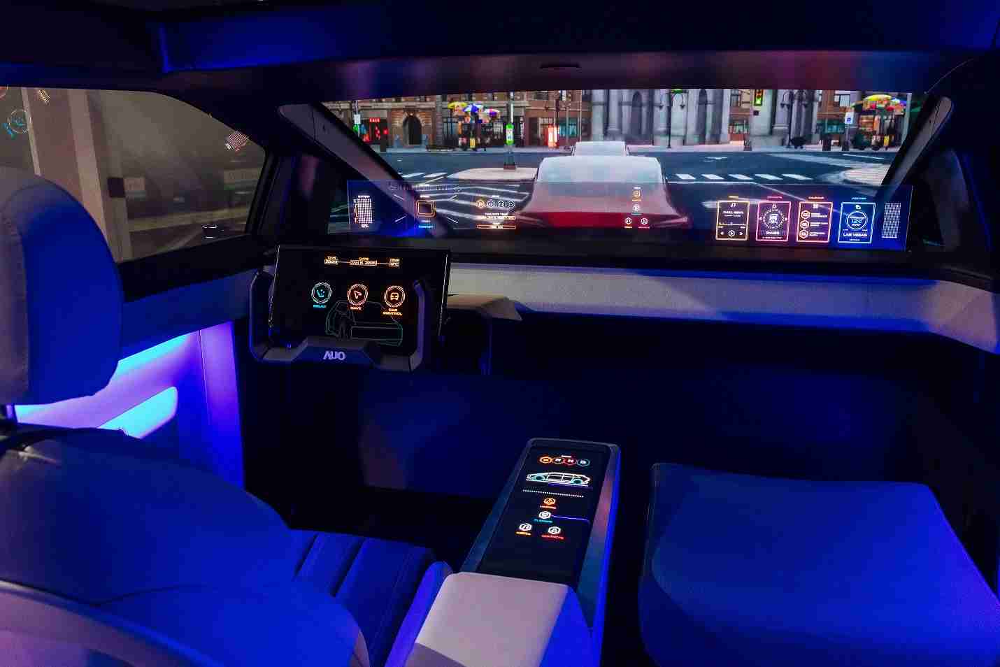 28国际连续四年入围科睿唯安全球百大创新机构，，，，专利布局科技与绿色创新前沿。。。图为28国际发挥先进显示科技Micro LED多元尺寸与型态应用优势所打造之智能车舱；同时，，，28国际已于全球累积取得4500件节能减碳相关的专利证书，，，当中2024年Micro LED年度获证量占比已超过8成