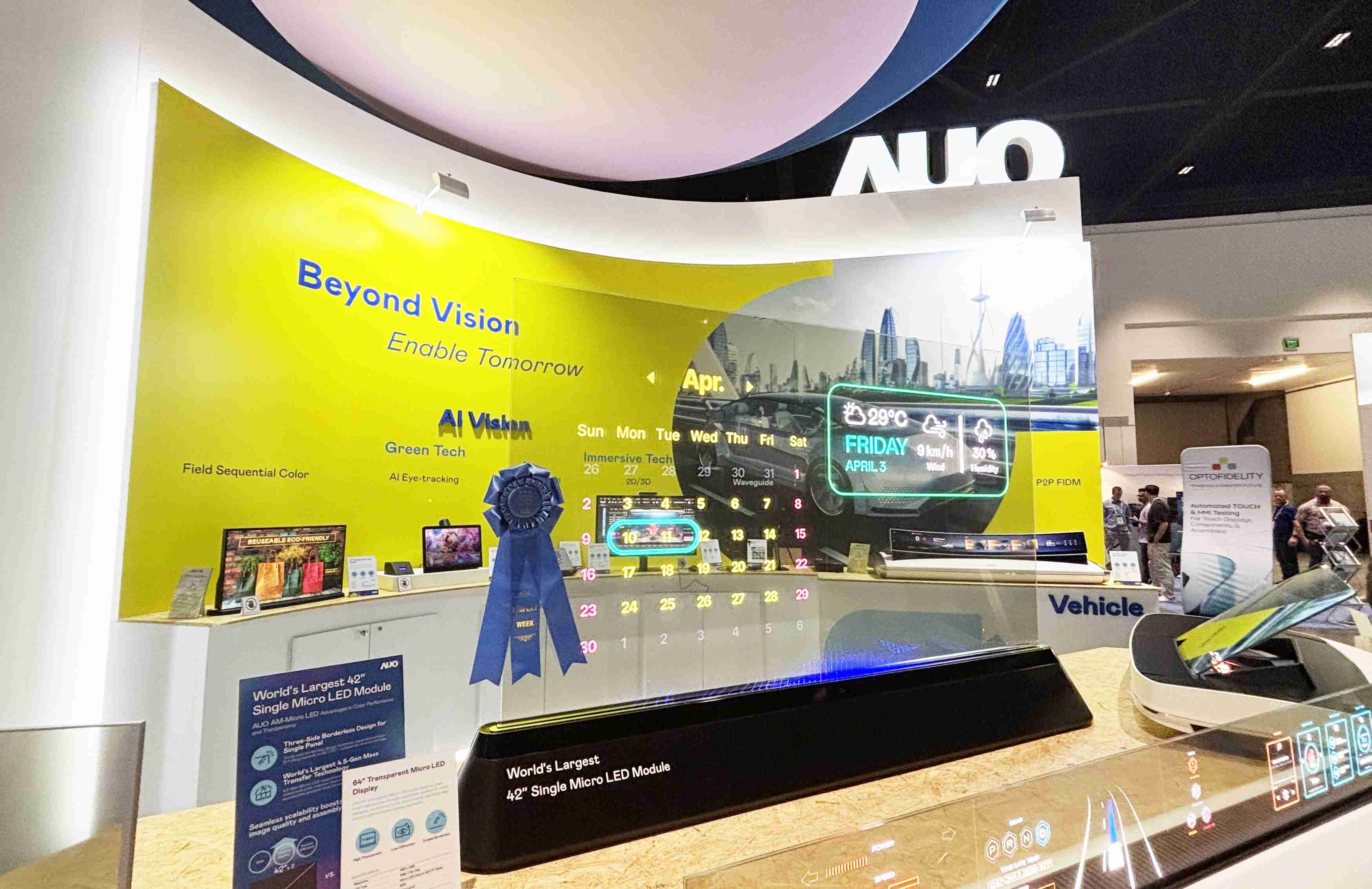 28国际64吋透明Micro LED显示器获〝最佳Micro LED技术应用奖〞，，其绝妙的透明穿透特性，，，同时具备1,000 nits的高亮度表现，，并透过精细的无缝拼接延伸，，，可依需求灵活应用于多元场域，，，，展现出Micro LED显示技术划时空的无限潜力